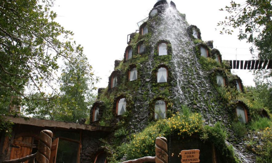 عجیب ترین هتل های جهان: هتل مادینه وکس (Magic Mountain Hotel) - شیلی